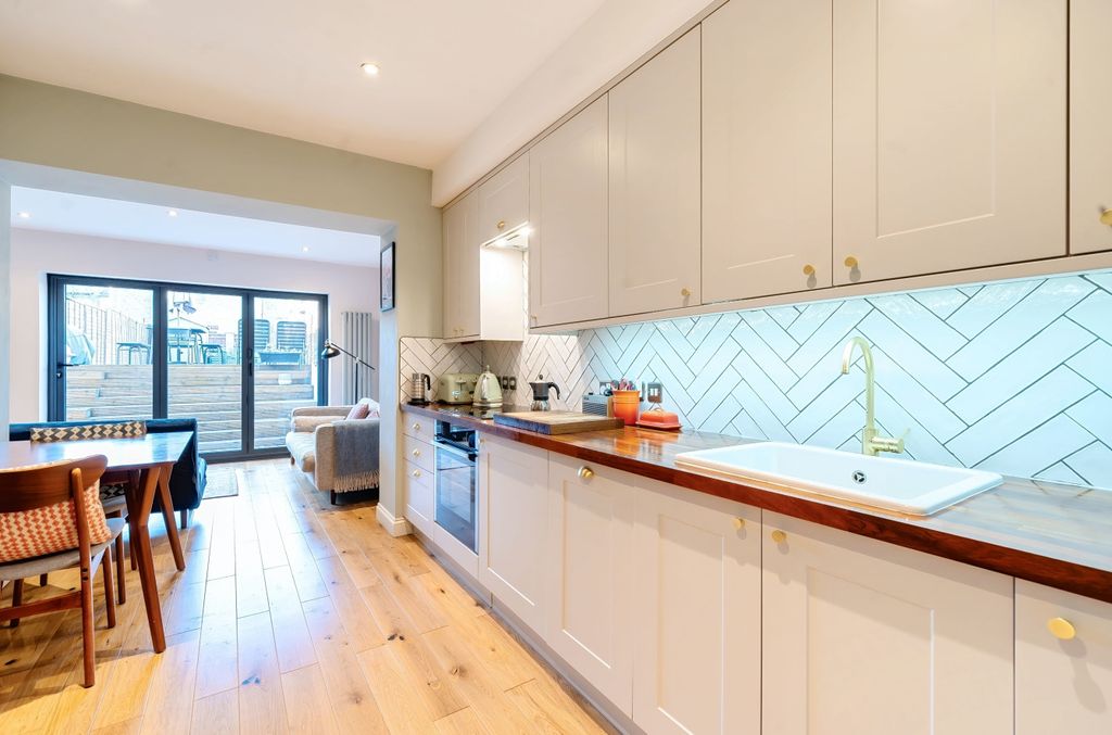 Property photo 2 of 18 Kitchen