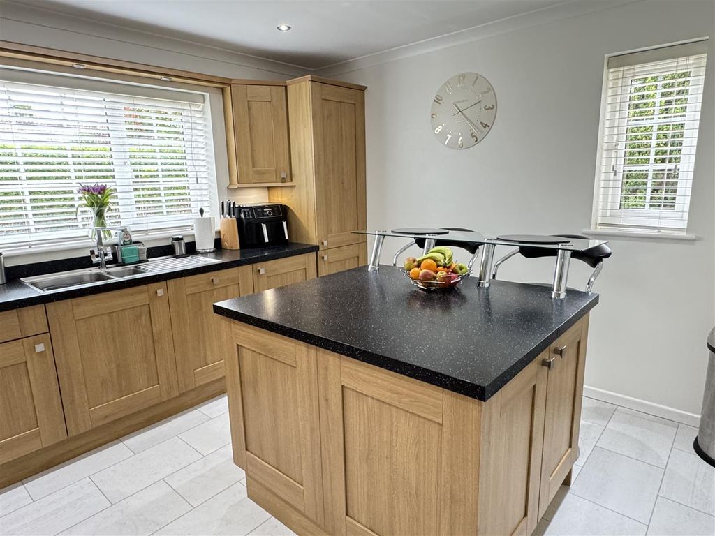 Property photo 3 of 32 Kitchen