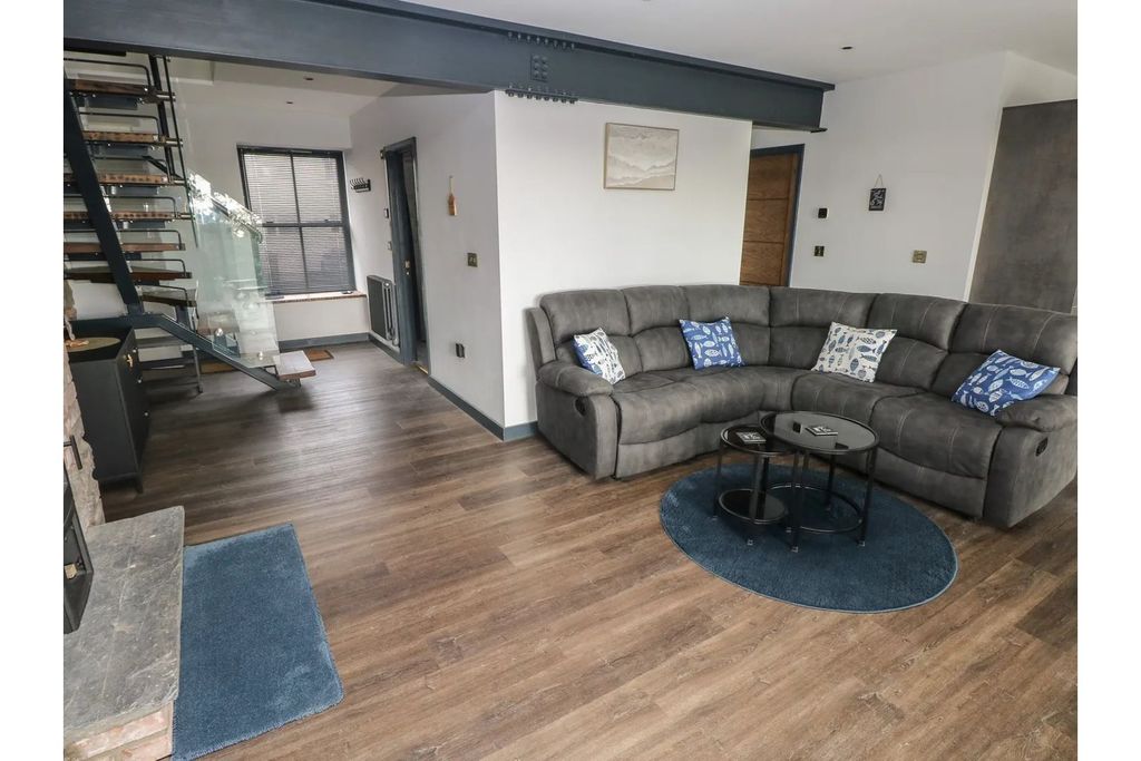 Additional image 8 of 3 bed flat for saleNarberth Road, Tenby SA70