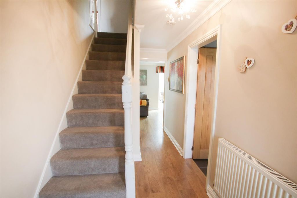 Property photo 3 of 26 Entrance Hall