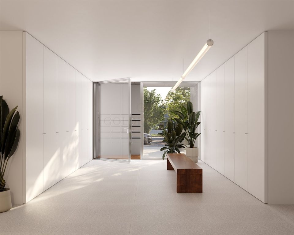 Property photo 1 of 12 Luxury 3-Bed Apartment With Garden