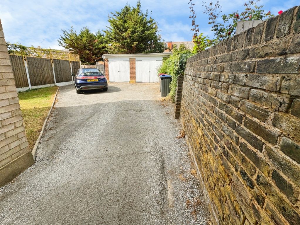 Property photo 2 of 10 Parking