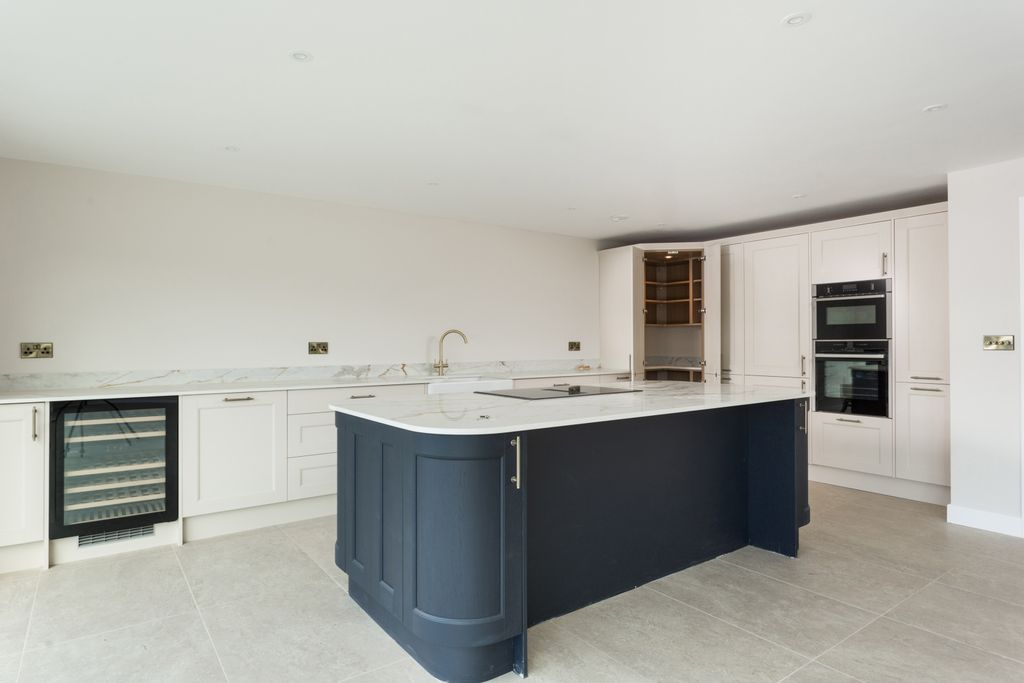 Property photo 3 of 15 Kitchen