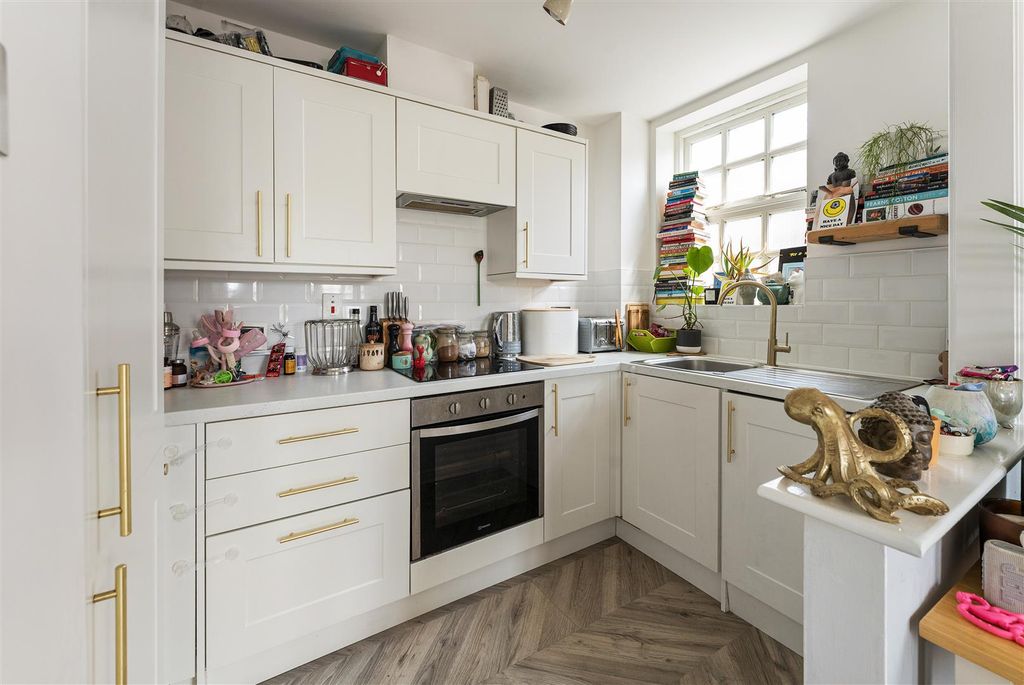 Property photo 3 of 20 Pickering Close, E9