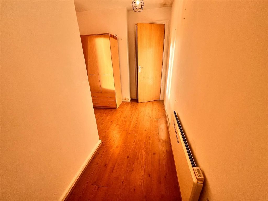 Property photo 2 of 10 Hallway