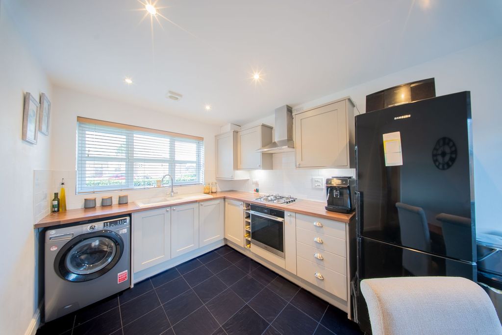 Property photo 3 of 7 Kitchen