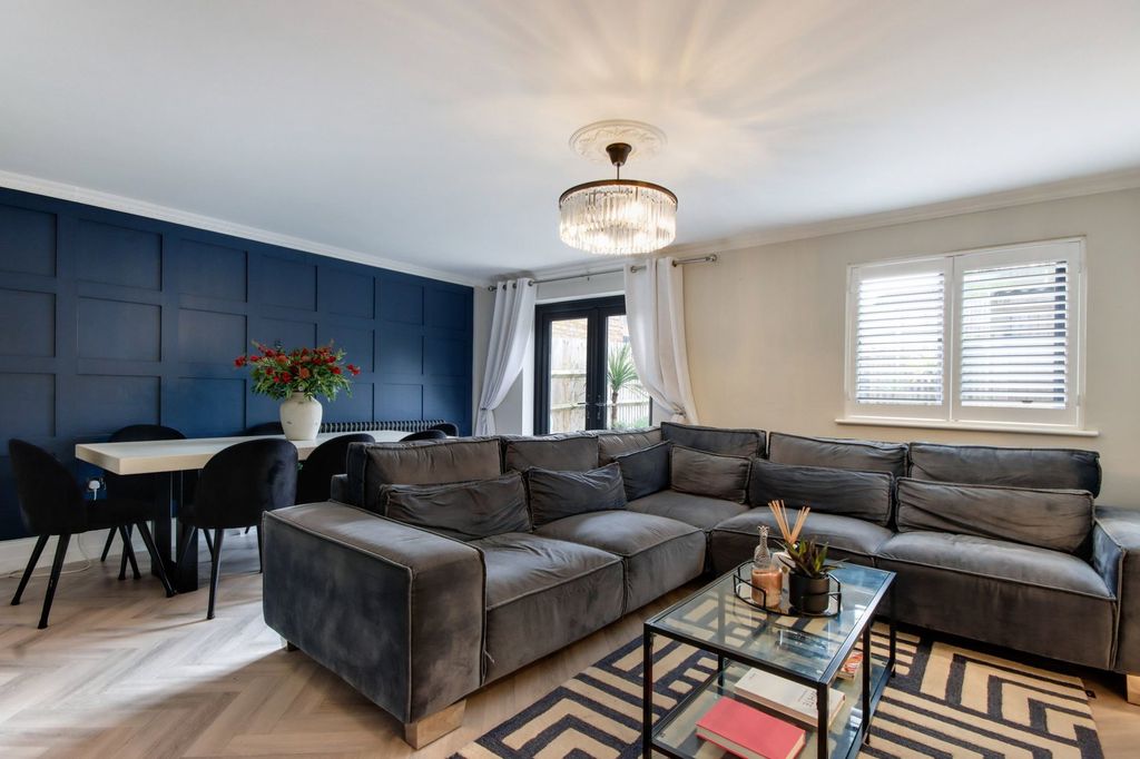 Property photo 3 of 23