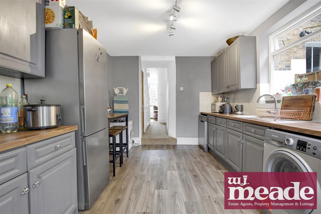 Property photo 3 of 11 Kitchen