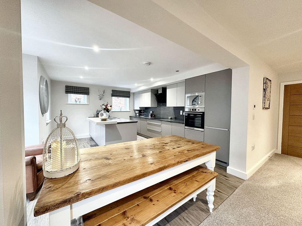 Property photo 2 of 16 Dining Kitchen