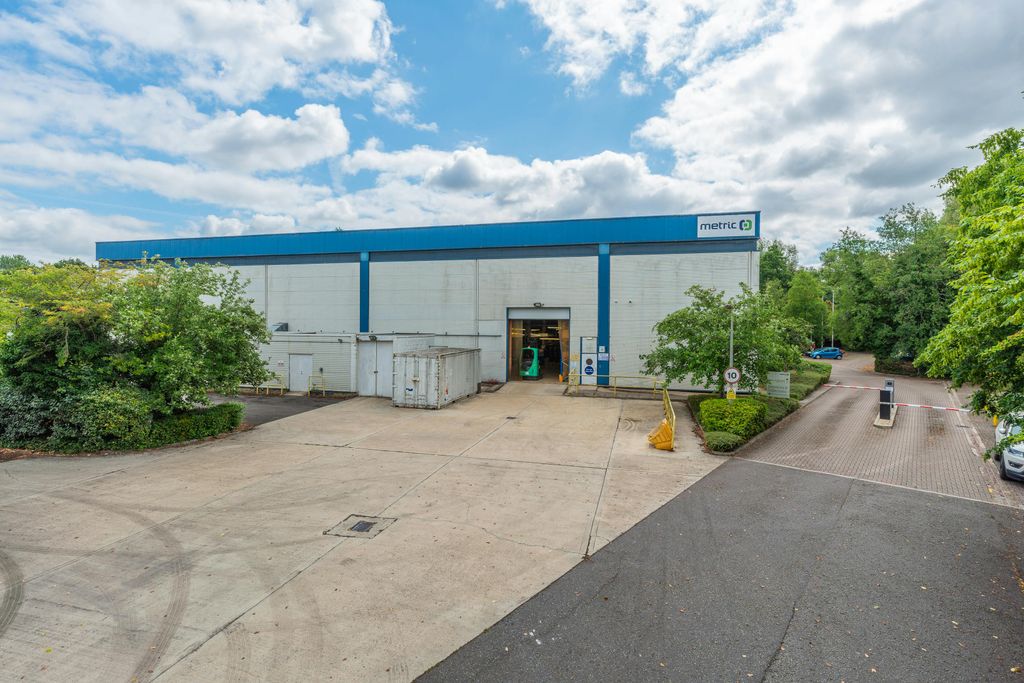 Property photo 2 of 16 Metric House Westmead Ind Est Swindon7.Jpg