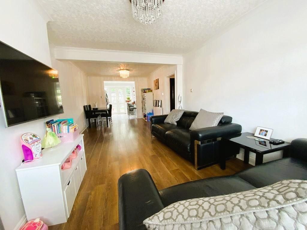 Property photo 3 of 17 Living Room 25'2 x 10'6