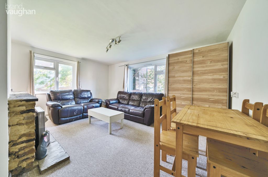 Property photo 3 of 8 Lounge