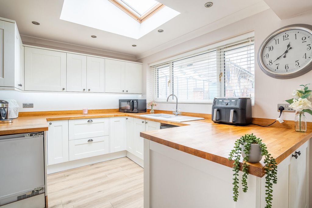 Property photo 3 of 26 Kitchen