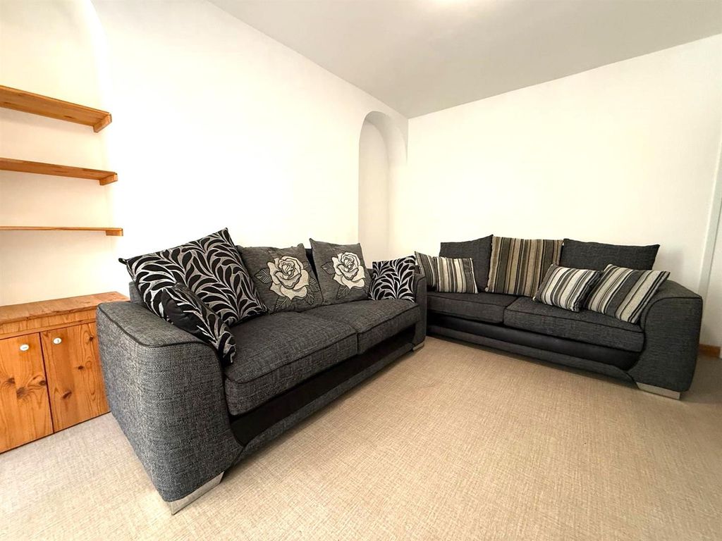 Property photo 2 of 11 Lounge.Jpg