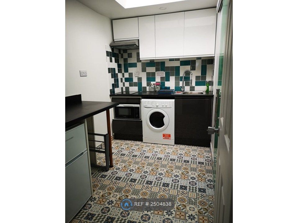 Property photo 3 of 6 Kitchen