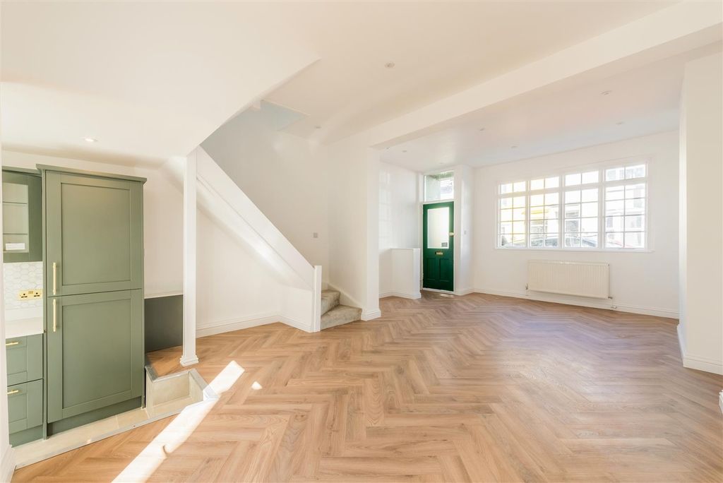 Property photo 2 of 22 15 Bute Street -5.Jpg