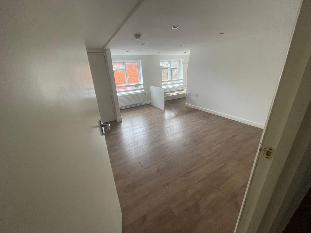 Property photo 2 of 6 Photo 4