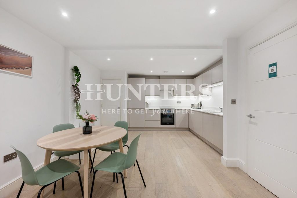 Property photo 1 of 10 Modern Kitchen/Diner