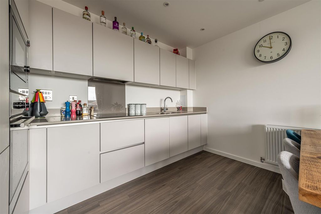 Property photo 3 of 15 Marlowe Road, E17