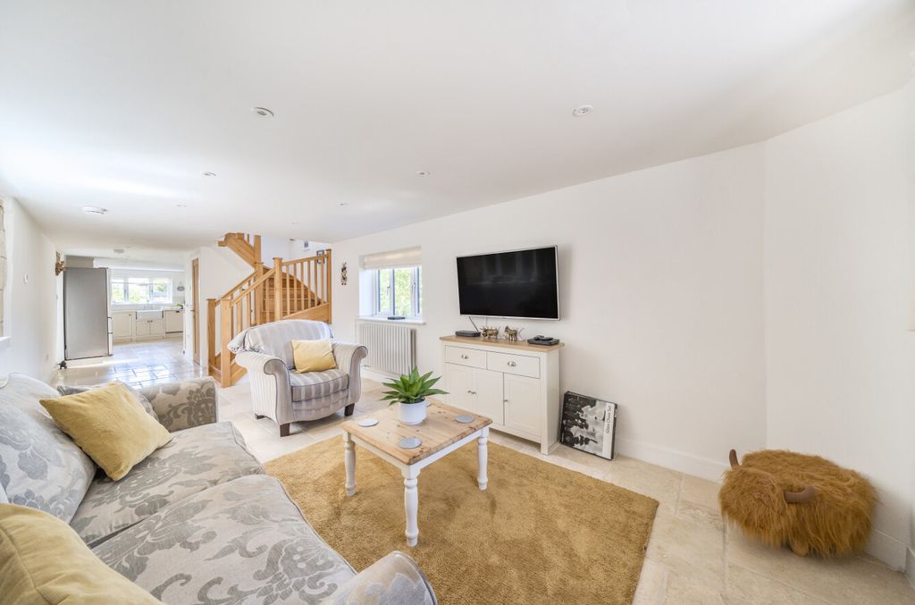 Property photo 1 of 25 1339632-12-689Dd4...