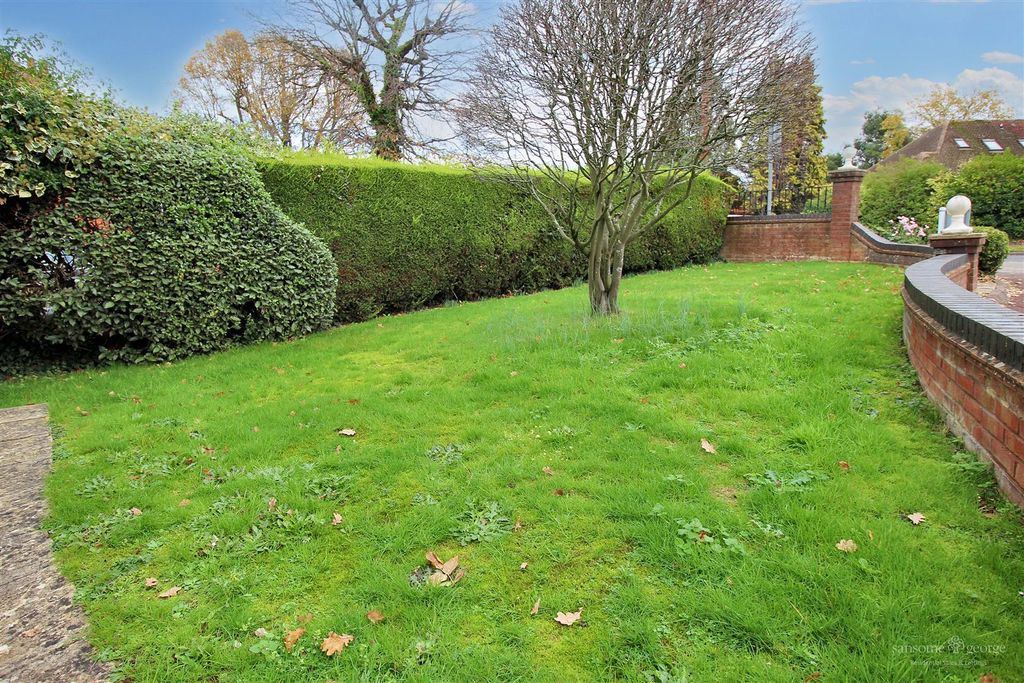 Property photo 2 of 15 Garden