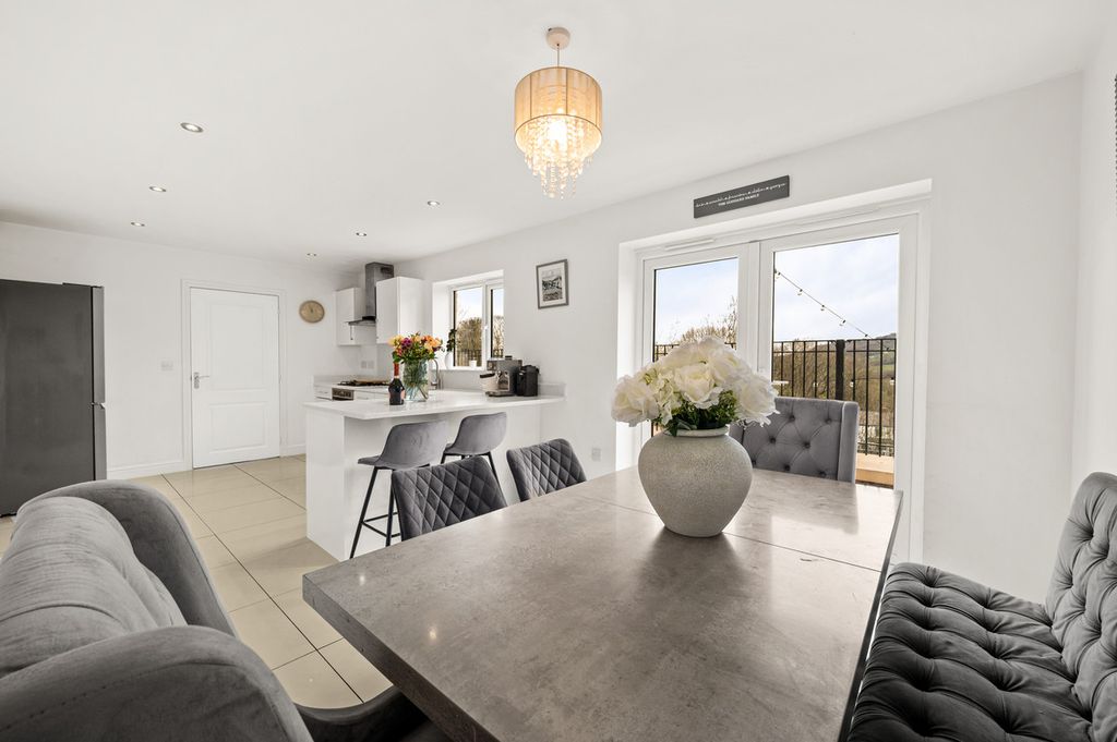 Property photo 2 of 32