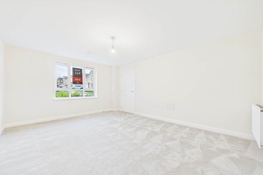 Property photo 3 of 32