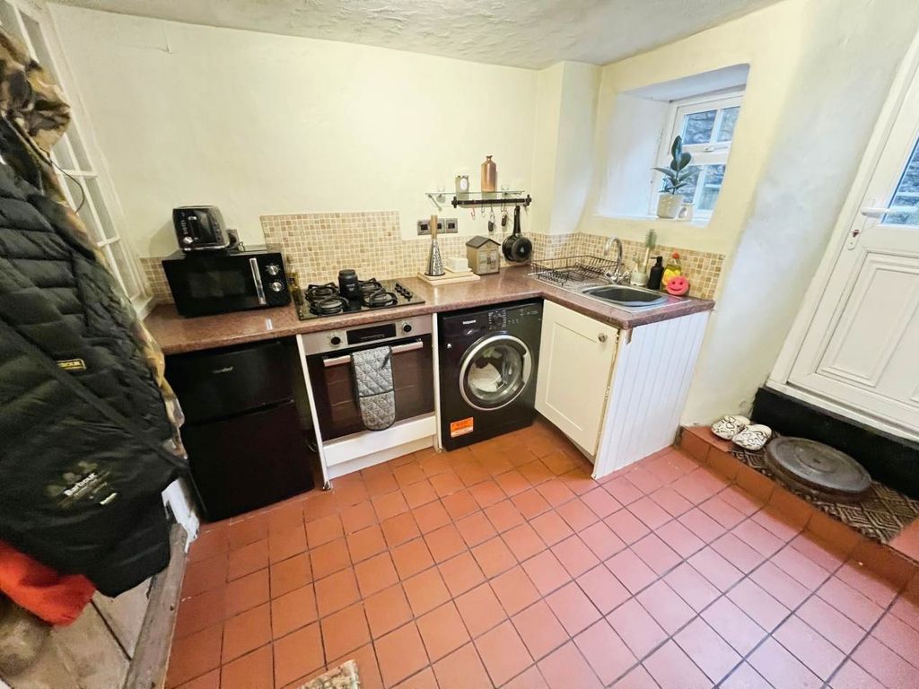 Property photo 3 of 9 Kitchen 2