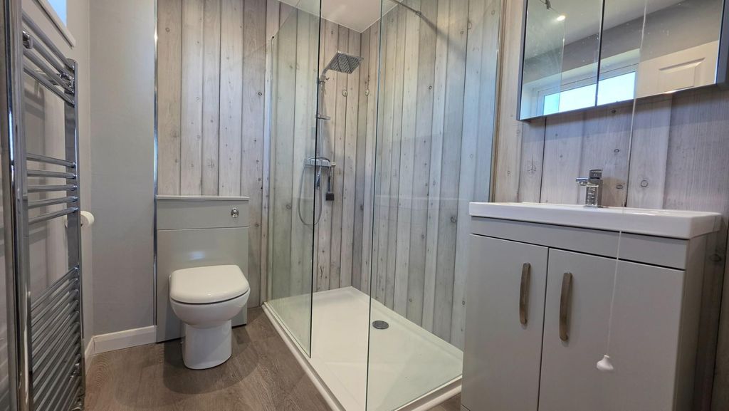 Property photo 2 of 10 Bathroom