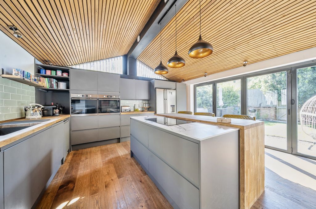 Property photo 2 of 18 1299007-11-683Df6...