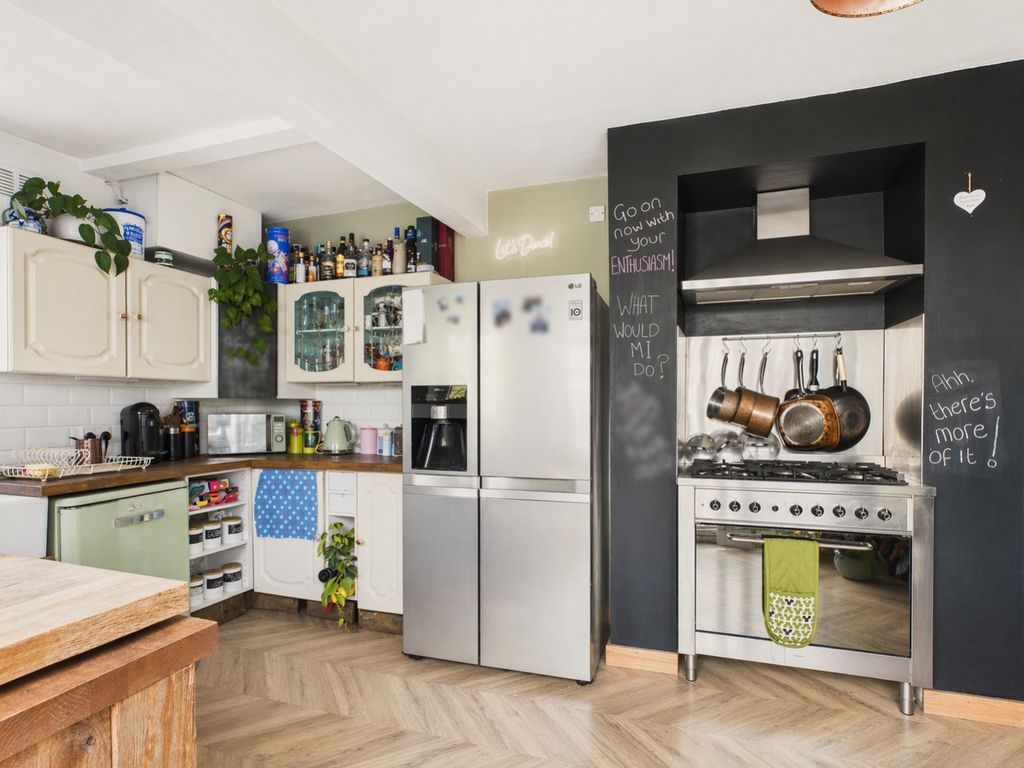 Property photo 3 of 18 Kitchen 3
