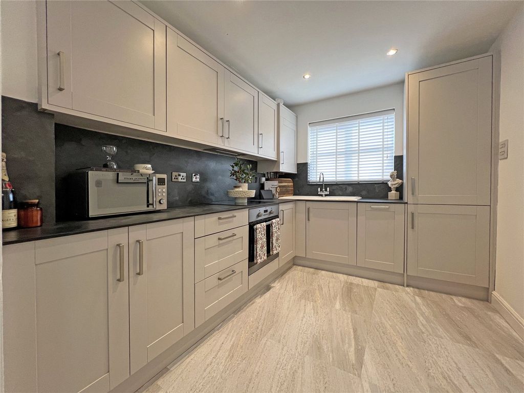 Property photo 2 of 18 Picture No. 14