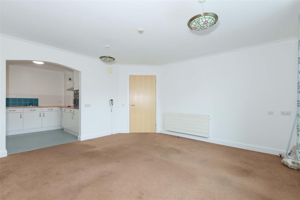 Property photo 2 of 12 Highdown Court_6.Jpg