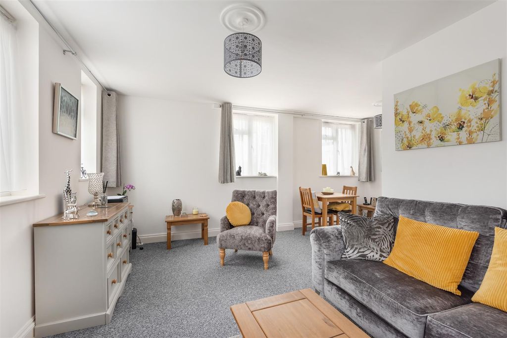 Property photo 3 of 11 Queens Road, Tankerton