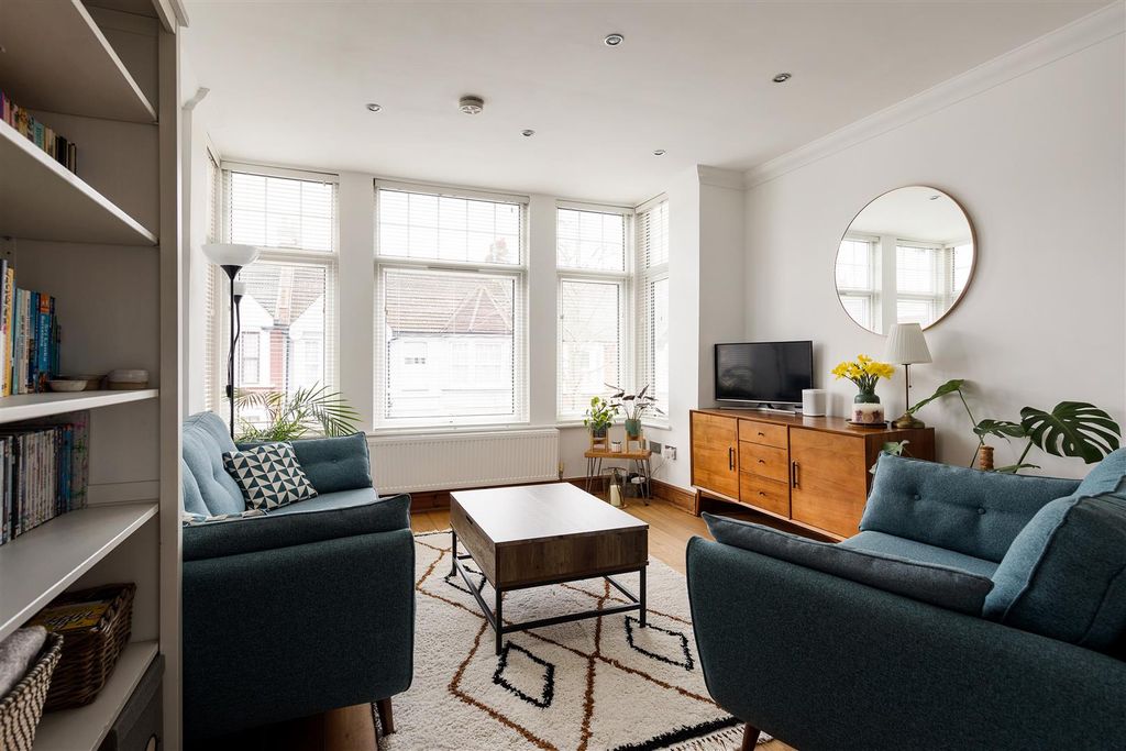 Property photo 2 of 24 Lyndhurst Drive, E10