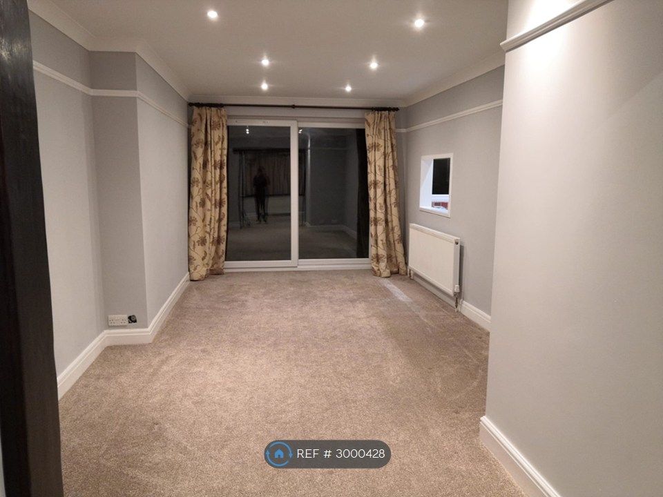 Property photo 3 of 12 Lounge/Dinning