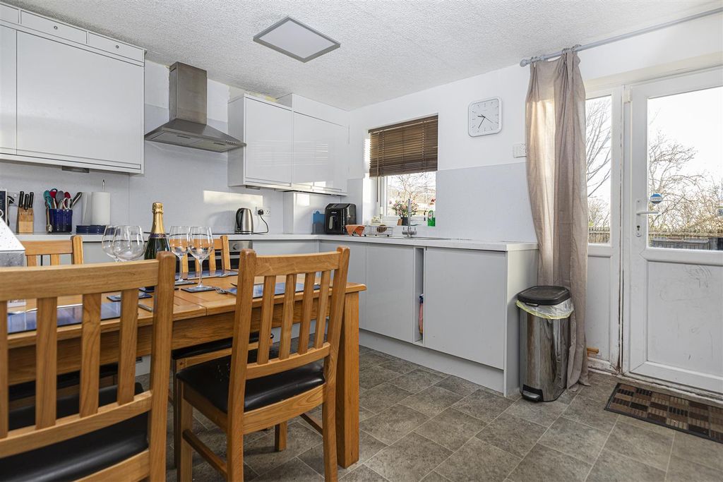 Property photo 2 of 25