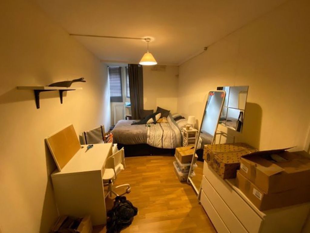 Property photo 3 of 10 A Cozy And Well-Organized Double Bedroom Featuring...