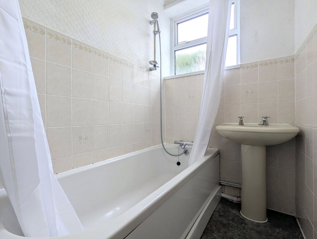 Property photo 3 of 9 Bathroom