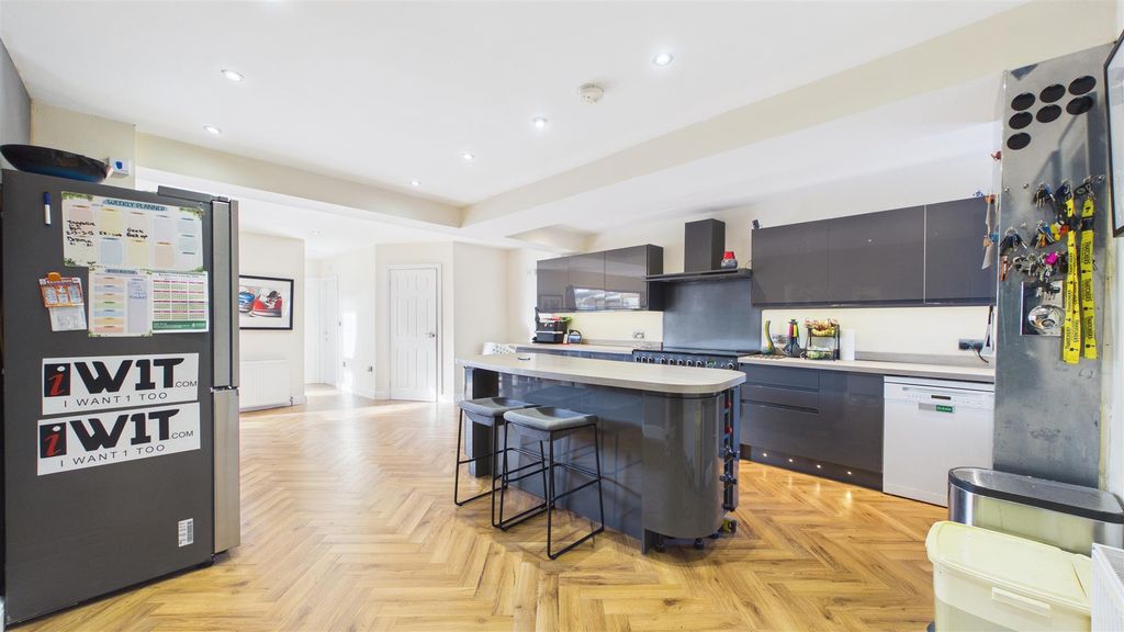 Property photo 2 of 34 Cam05101G0-Pr0144-Still015.Jpg