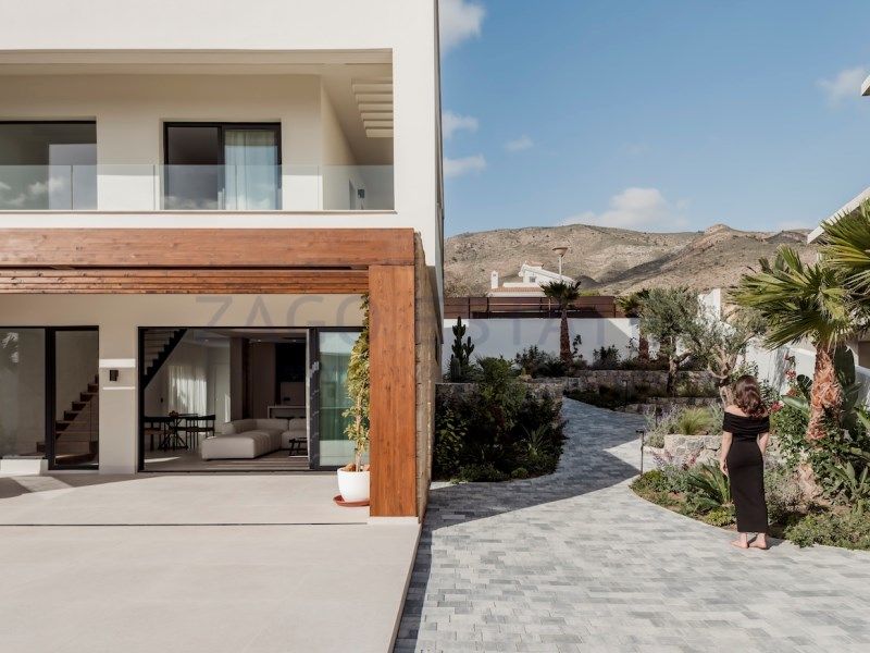 Property photo 2 of 25