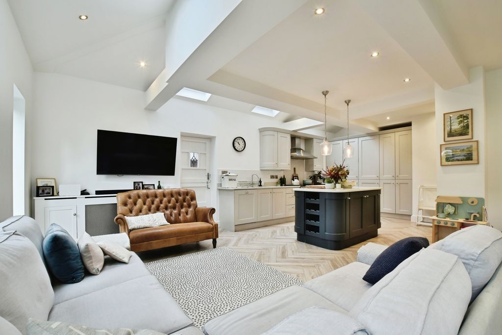 Property photo 2 of 30 Pbox-Img.Jpg