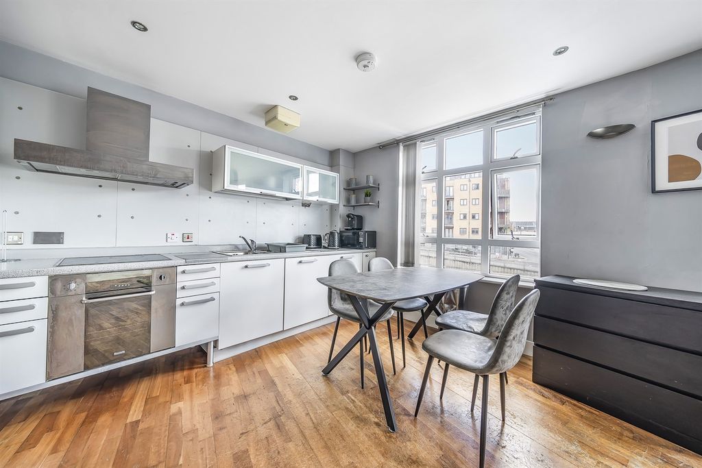 Property photo 2 of 9 Kitchen