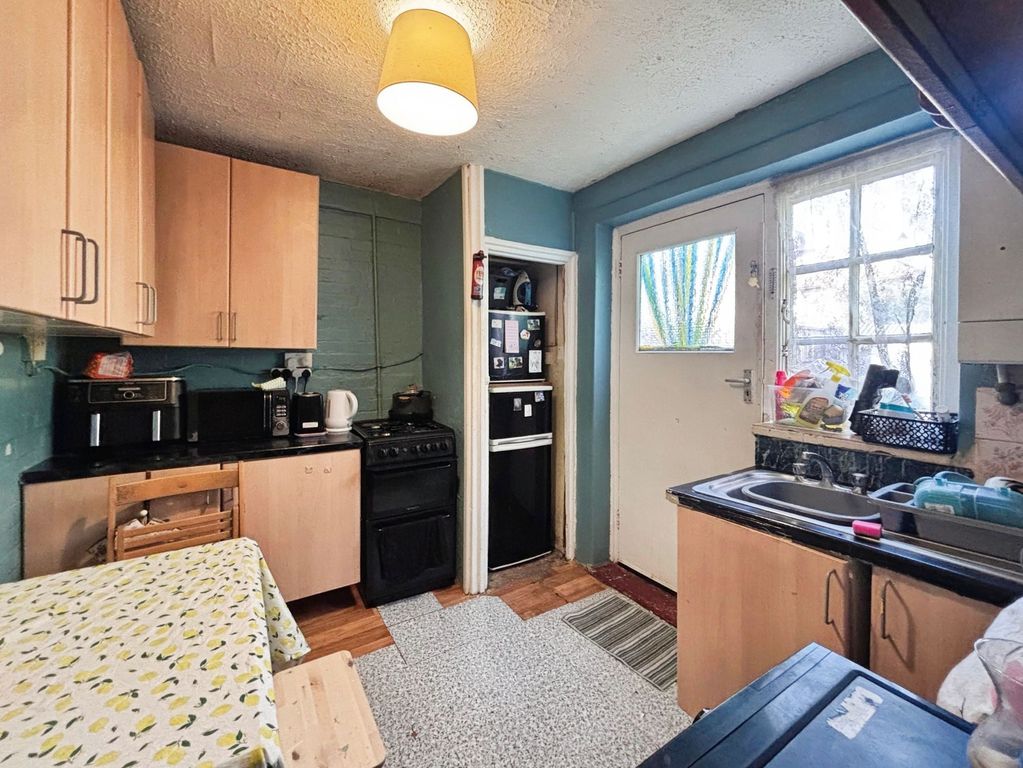 Property photo 3 of 9 Kitchen