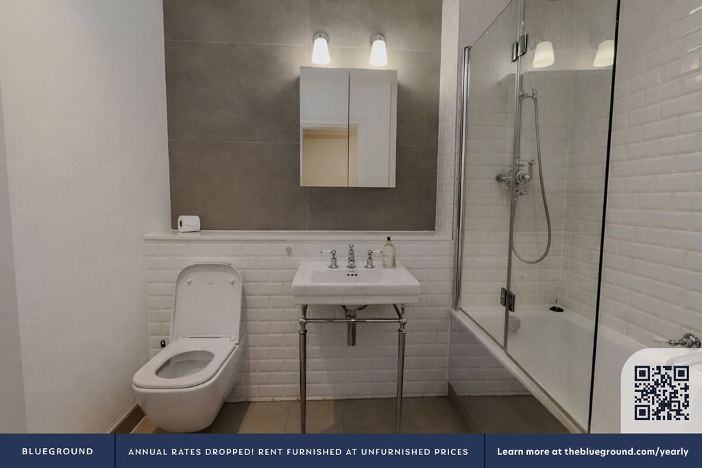 Property photo 3 of 21 Bathroom