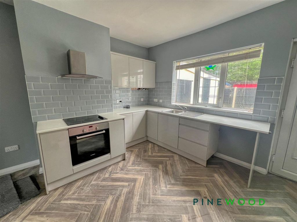 Property photo 3 of 10 Kitchen
