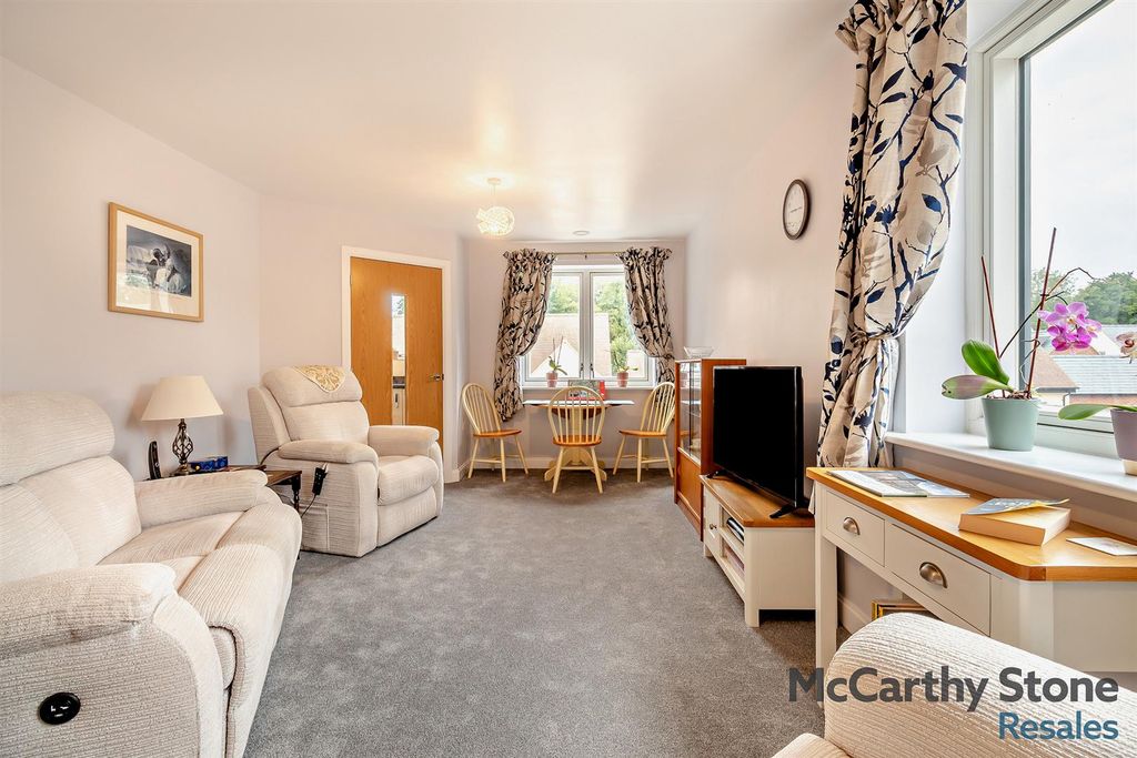 Property photo 3 of 16 8698941-Interior12-800.Jpg