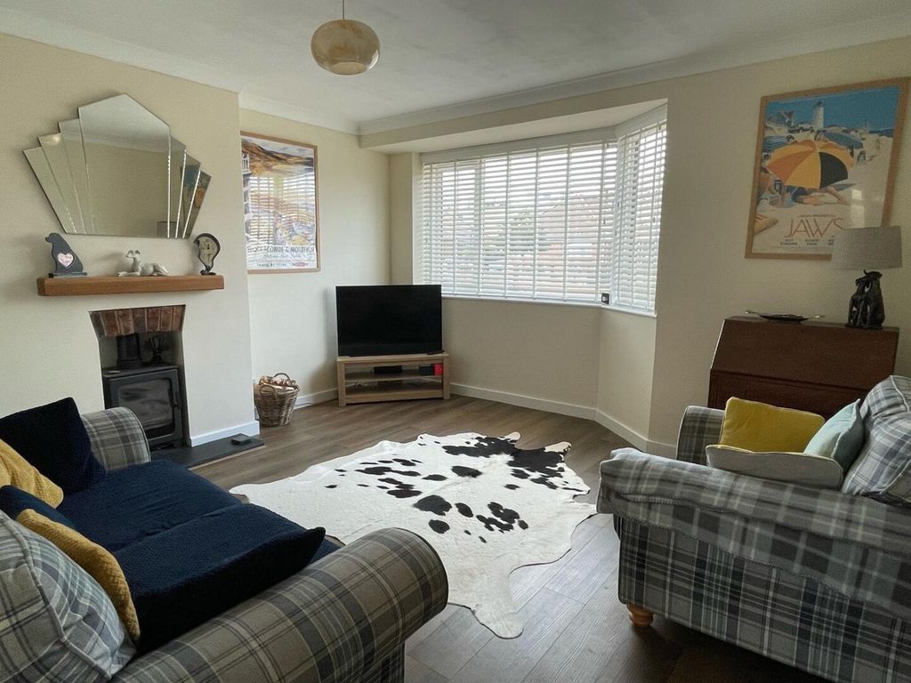 Property photo 2 of 25 Living Room