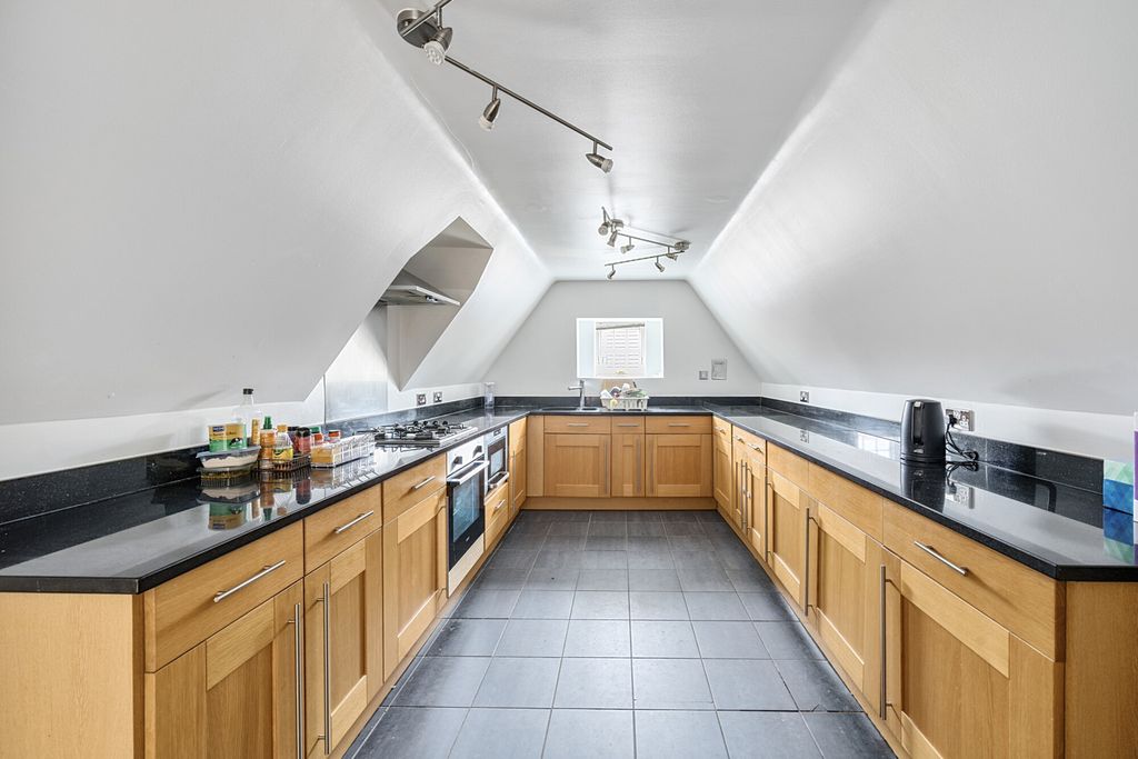 Property photo 2 of 14 1314585-12-686505...