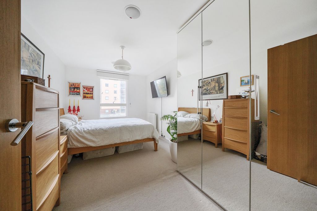 Property photo 3 of 16 Bedroom